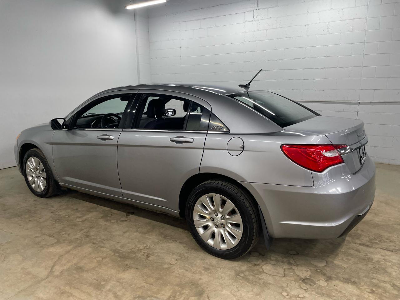 2014 Chrysler 200 4dr Sdn LX Photo4