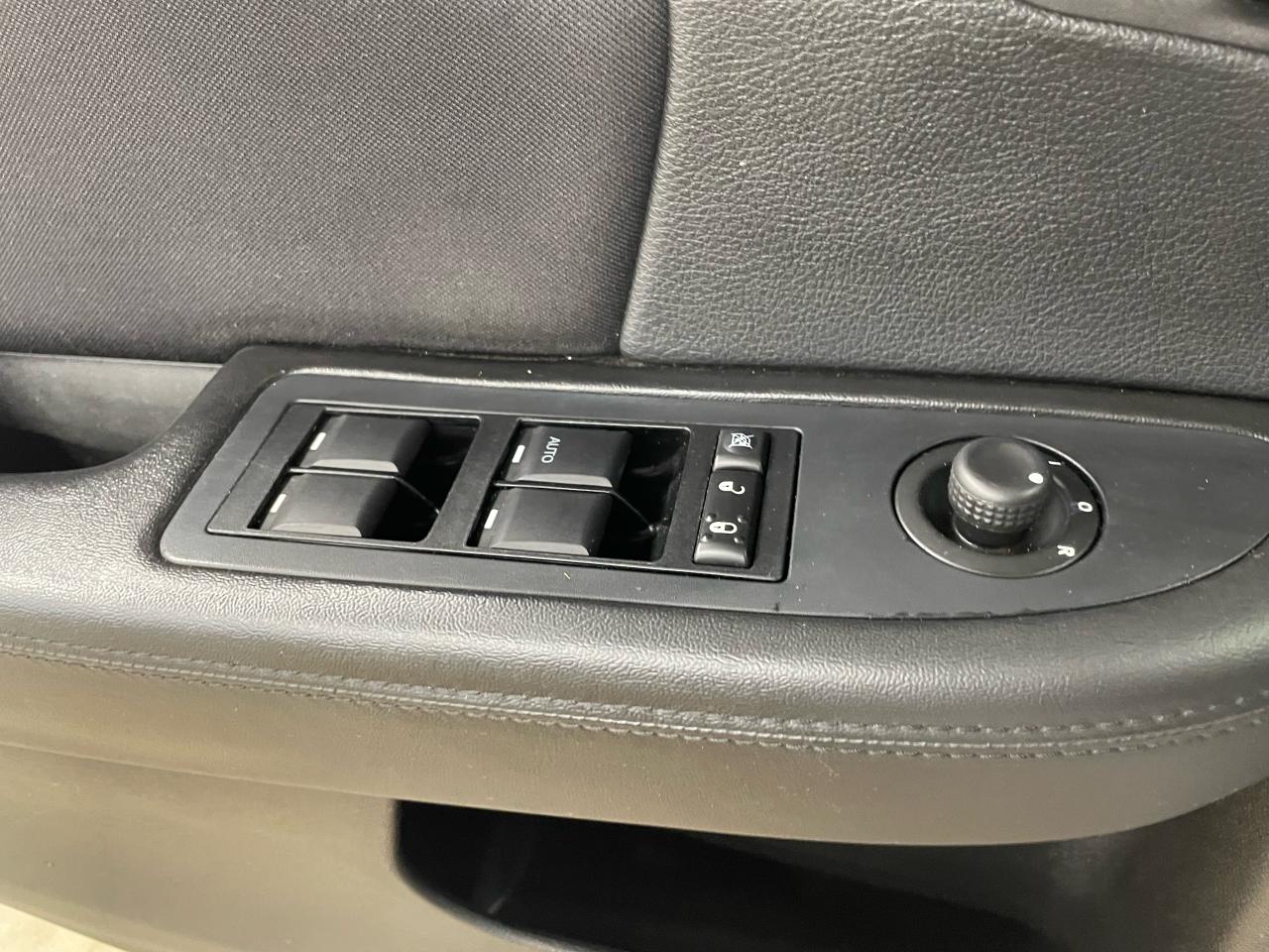 2014 Chrysler 200 4dr Sdn LX Photo30