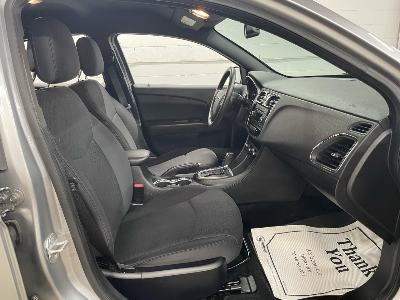 2014 Chrysler 200 4dr Sdn LX Photo10