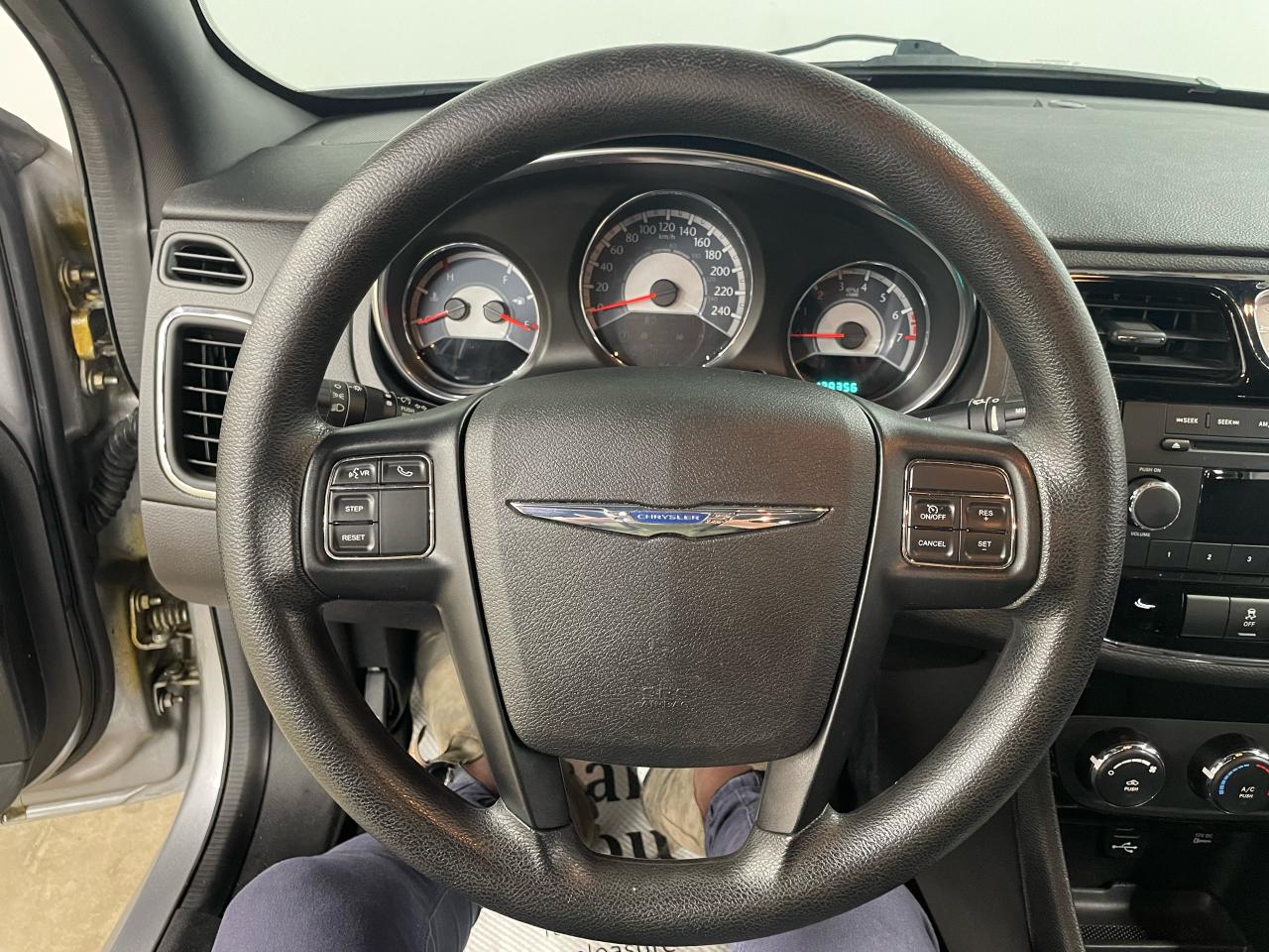2014 Chrysler 200 4dr Sdn LX Photo12
