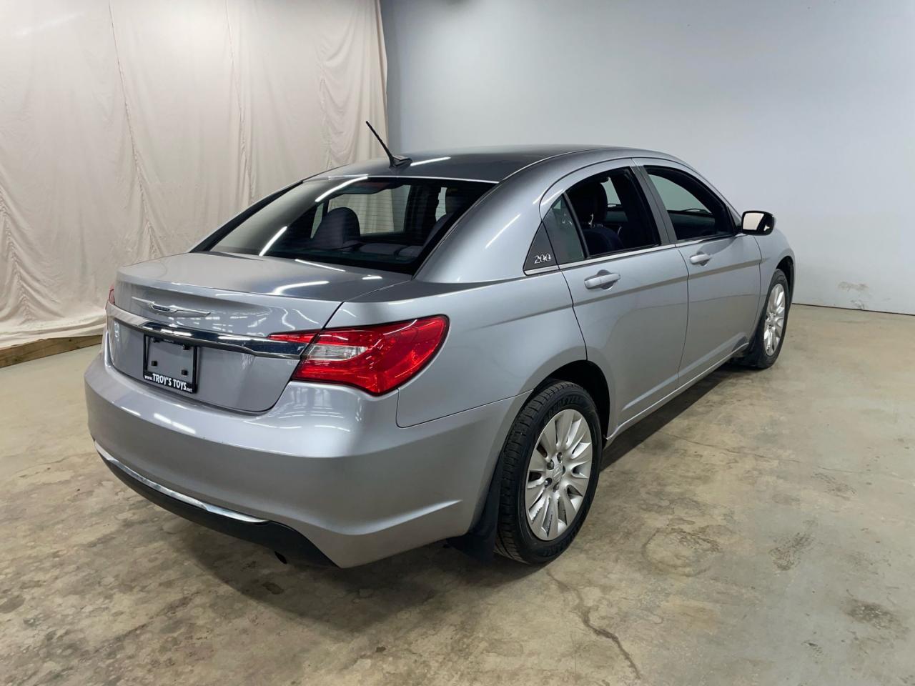 2014 Chrysler 200 4dr Sdn LX