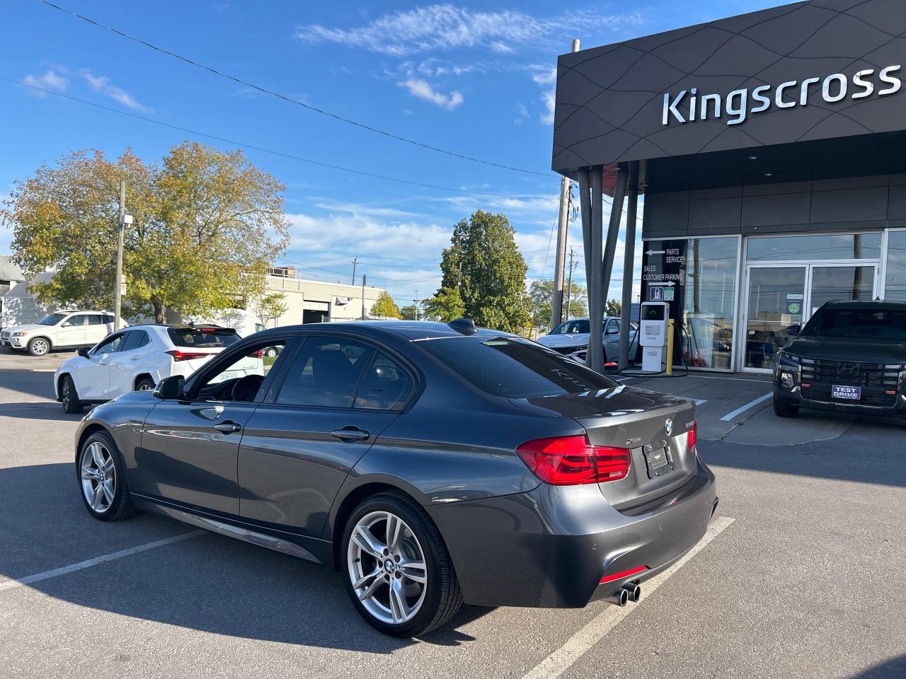 2018 BMW 330 i xDrive Photo2