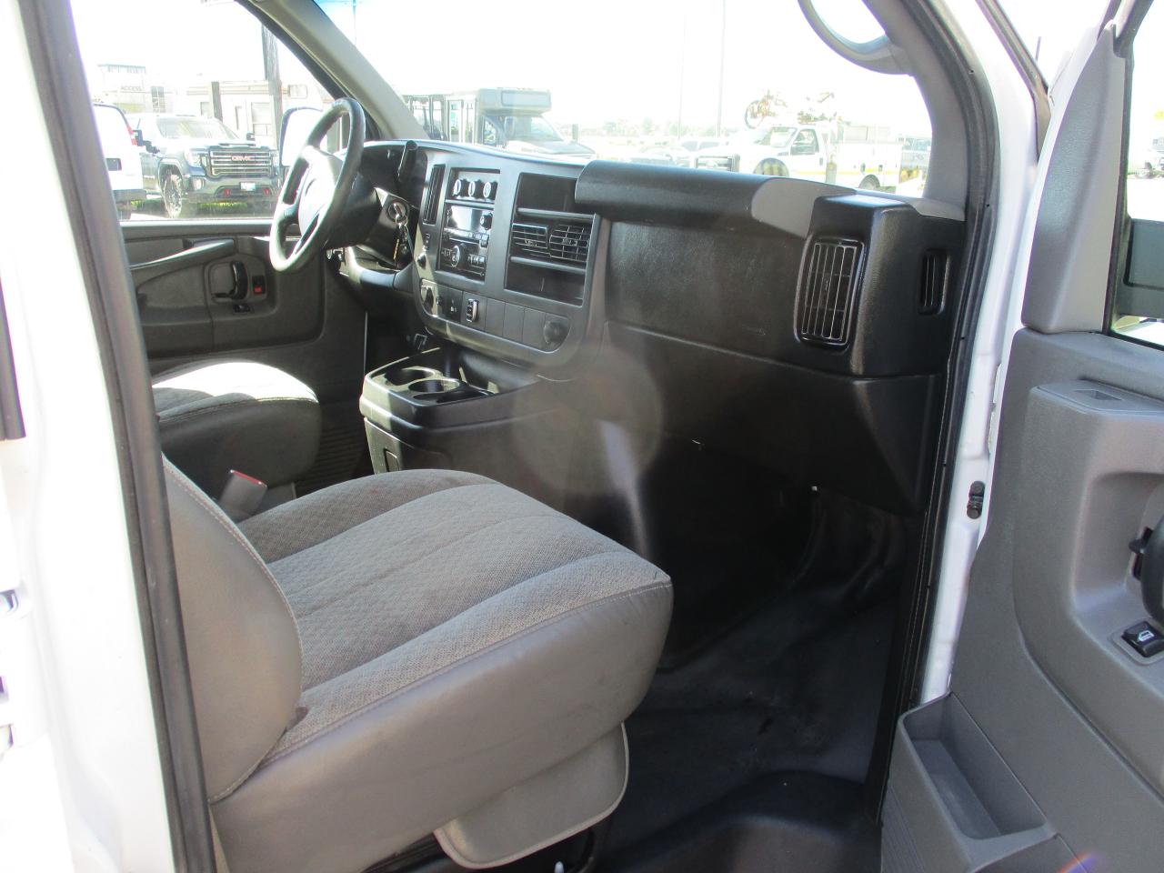 2014 GMC Savana Cargo Van RWD 2500 135" - Photo #8