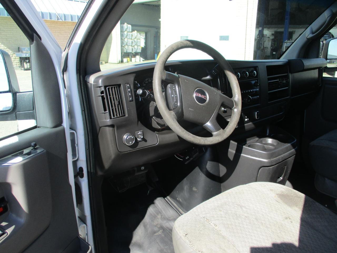 2014 GMC Savana Cargo Van RWD 2500 135" - Photo #9