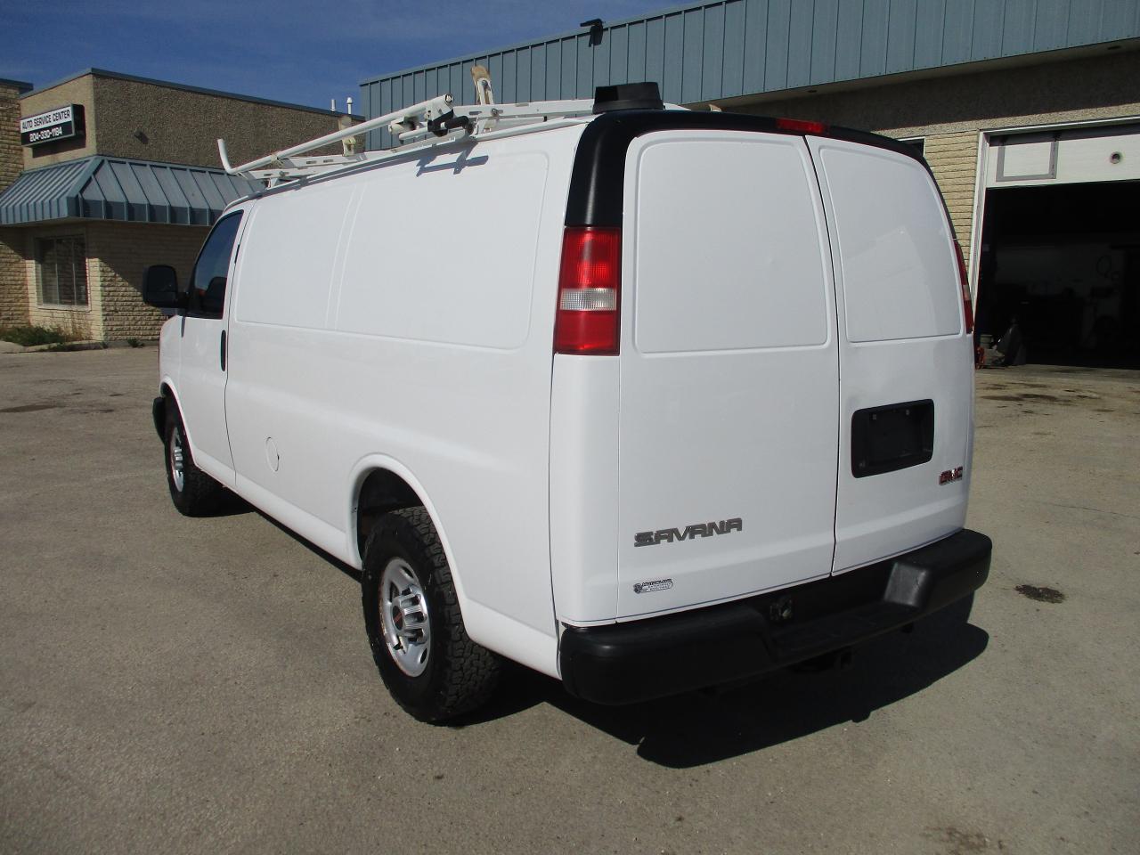 2014 GMC Savana Cargo Van RWD 2500 135" - Photo #5