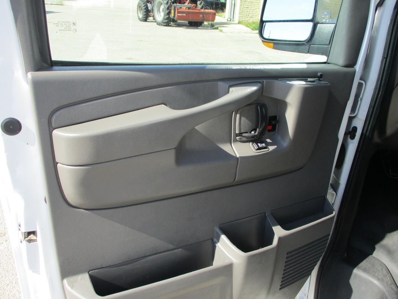 2014 GMC Savana Cargo Van RWD 2500 135" - Photo #10