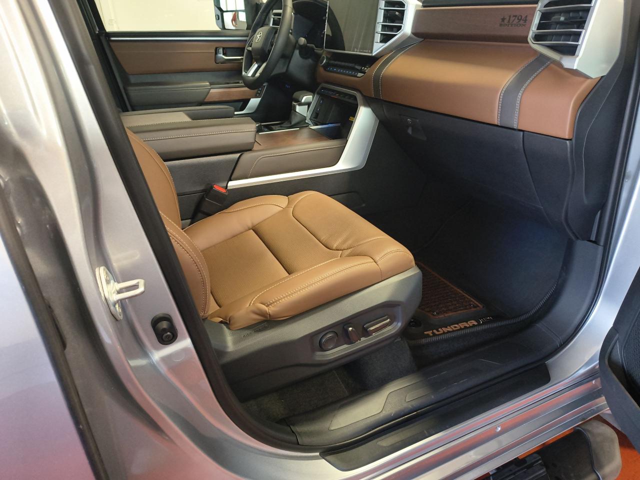 2024 Toyota Tundra Platinum Photo0