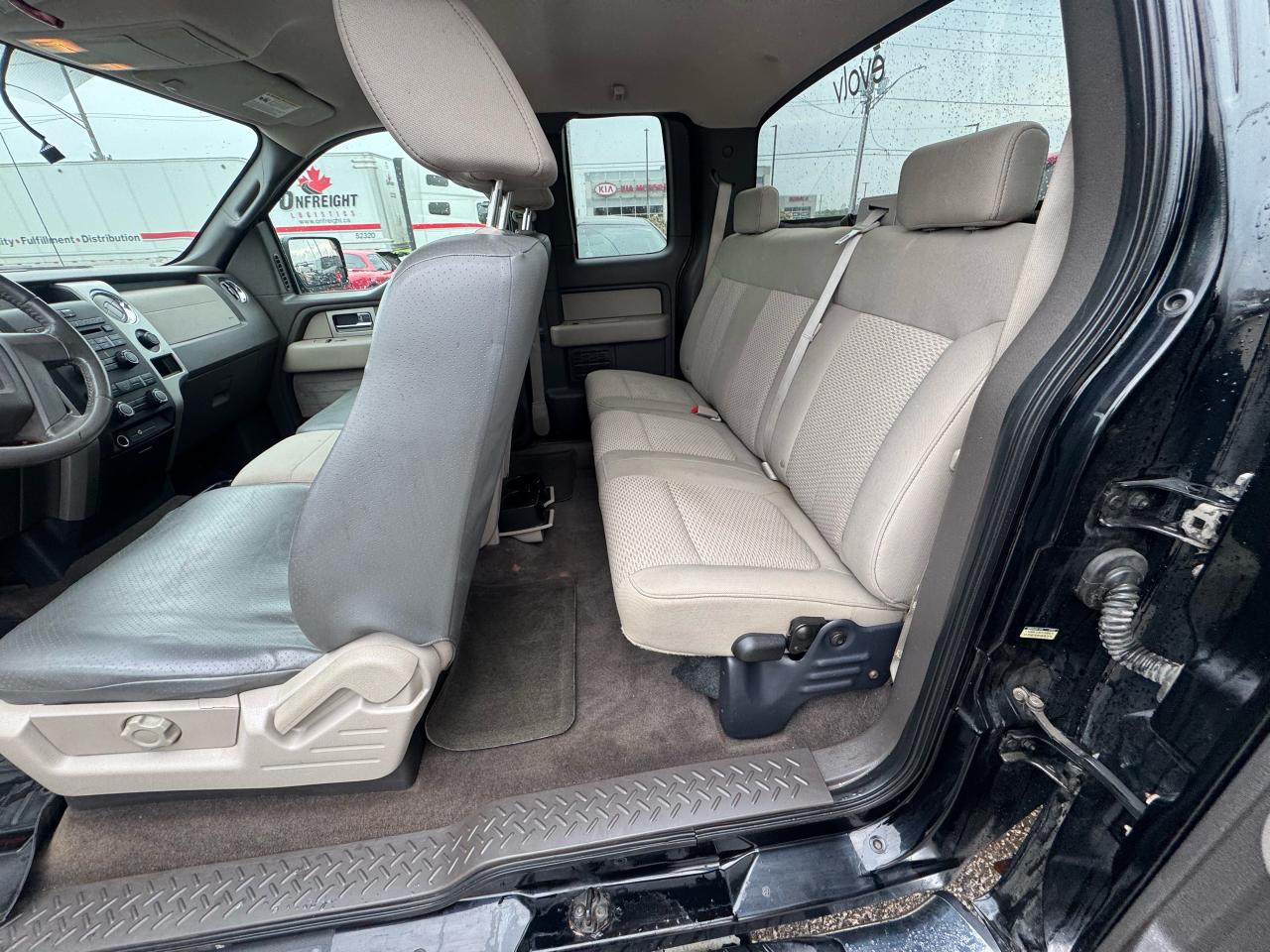 2009 Ford F-150 XLT, 5.4 V8, WELL MAINTAINED, 4X4, TOPPER - Photo #12