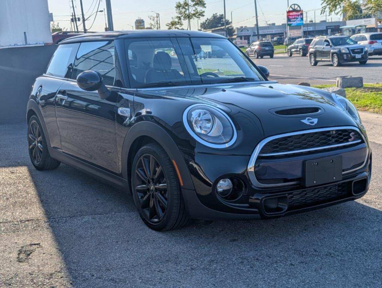 2017 MINI Cooper Hardtop 2 Door COOPER S / 40K / SUNROOF / AUTOMATIC - Photo #2