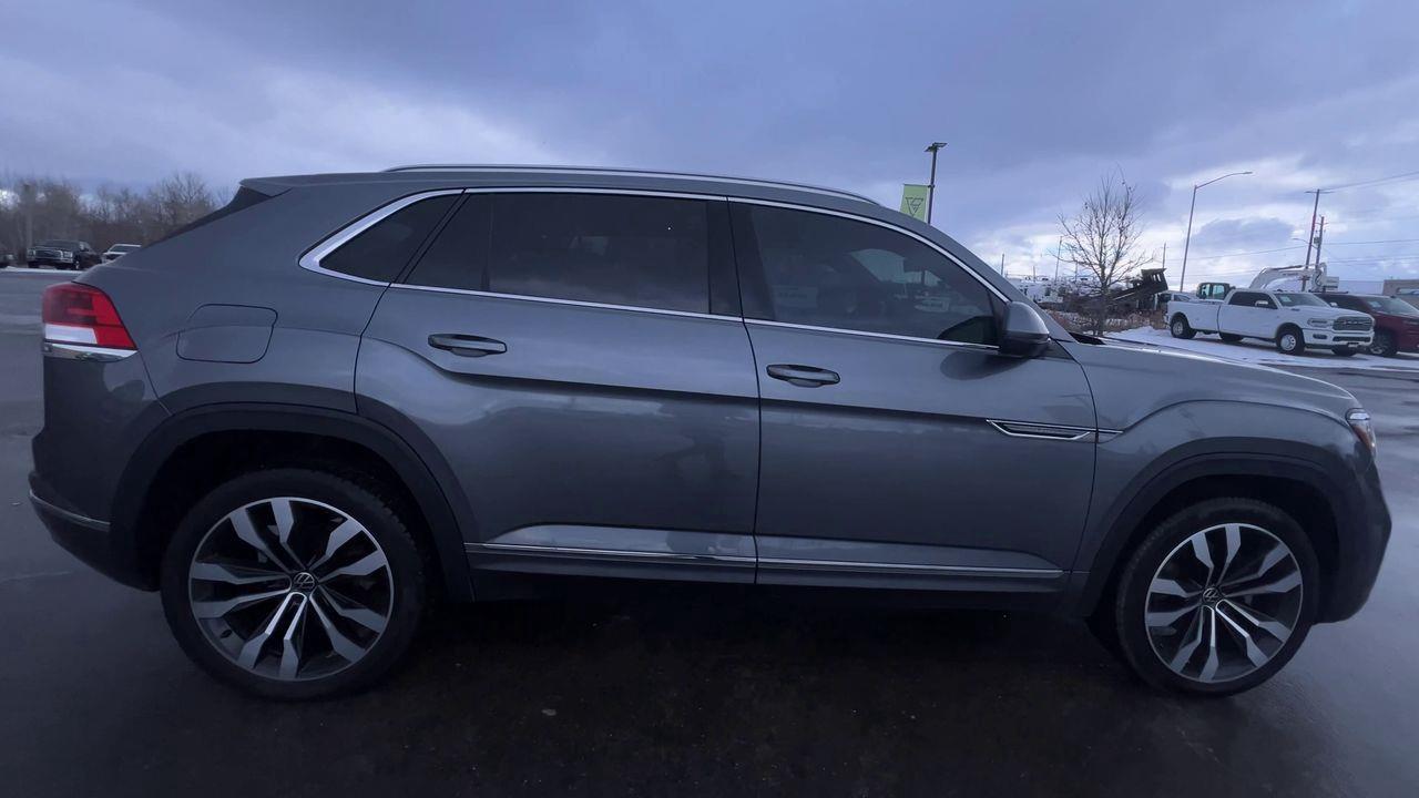 2021 Volkswagen Atlas Cross Sport 2.0 TSI Execline AWD, MOONROOF, LEATHER SEATS, SIRIUS XM, NAV, POWER LIFTGATE, BACK UP CAM!! Photo