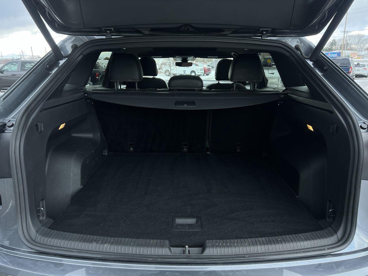 2021 Volkswagen Atlas Cross Sport 2.0 TSI Execline AWD, MOONROOF, LEATHER SEATS, SIRIUS XM, NAV, POWER LIFTGATE, BACK UP CAM!! Photo