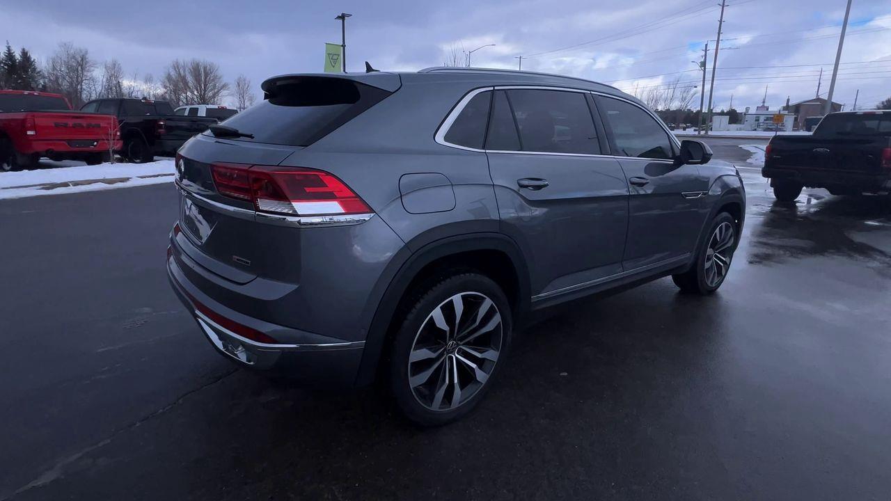 2021 Volkswagen Atlas Cross Sport 2.0 TSI Execline AWD, MOONROOF, LEATHER SEATS, SIRIUS XM, NAV, POWER LIFTGATE, BACK UP CAM!! Photo3