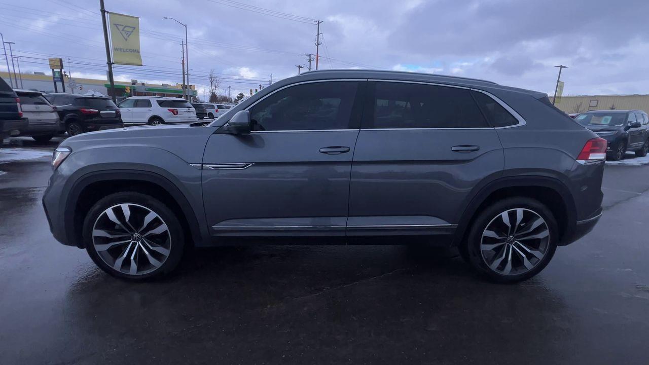 2021 Volkswagen Atlas Cross Sport 2.0 TSI Execline AWD, MOONROOF, LEATHER SEATS, SIRIUS XM, NAV, POWER LIFTGATE, BACK UP CAM!! Photo