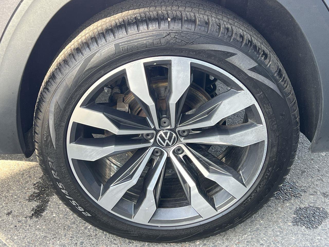 2021 Volkswagen Atlas Cross Sport 2.0 TSI Execline AWD, MOONROOF, LEATHER SEATS, SIRIUS XM, NAV, POWER LIFTGATE, BACK UP CAM!! Photo