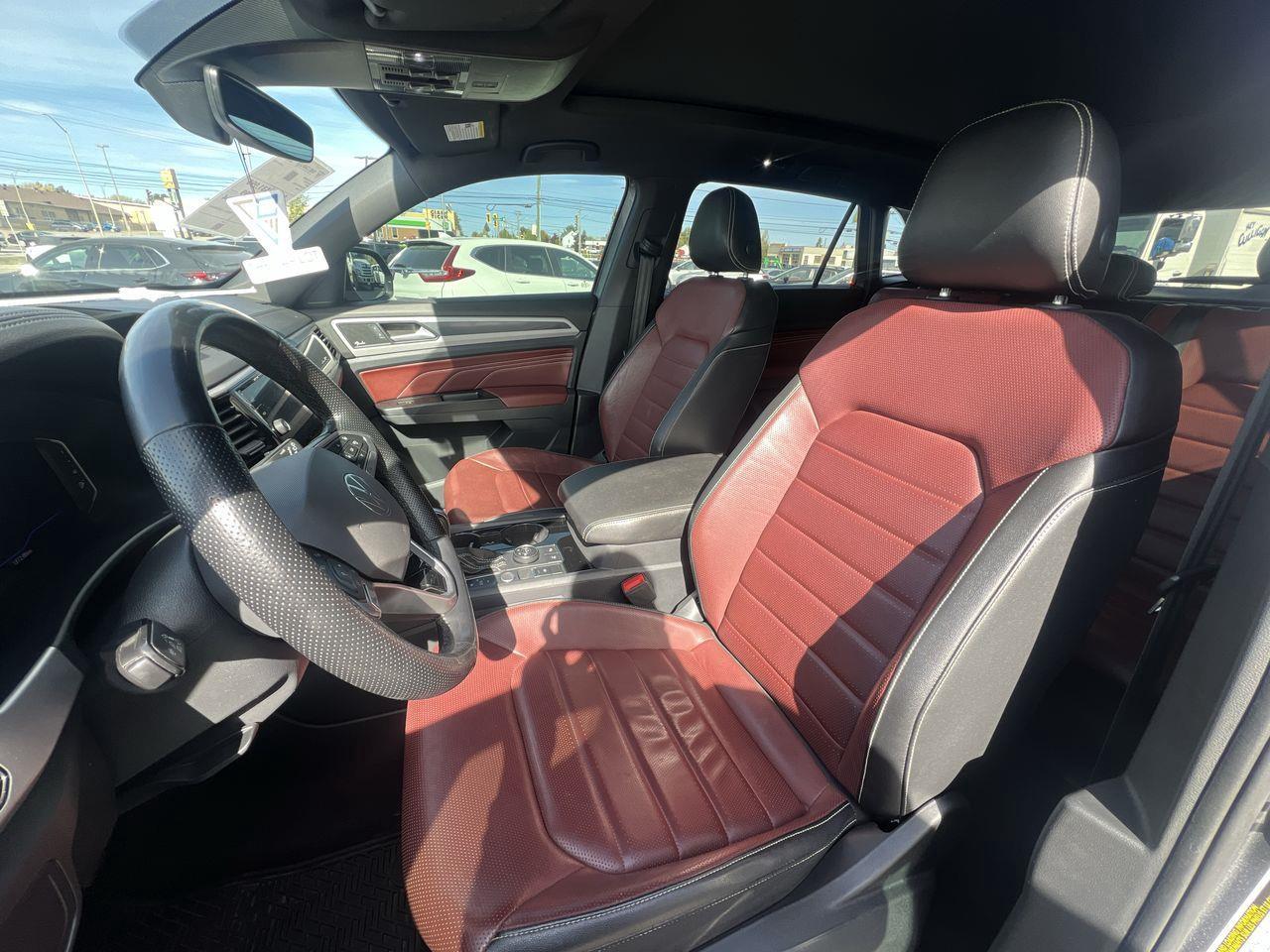 2021 Volkswagen Atlas Cross Sport 2.0 TSI Execline AWD, MOONROOF, LEATHER SEATS, SIRIUS XM, NAV, POWER LIFTGATE, BACK UP CAM!! Photo