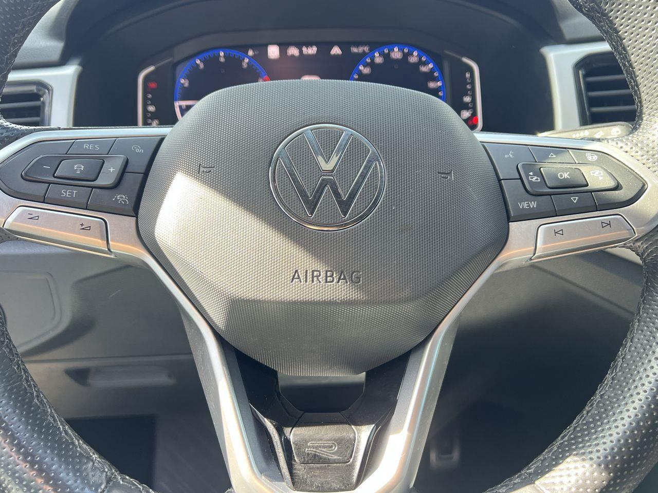 2021 Volkswagen Atlas Cross Sport 2.0 TSI Execline AWD, MOONROOF, LEATHER SEATS, SIRIUS XM, NAV, POWER LIFTGATE, BACK UP CAM!! Photo