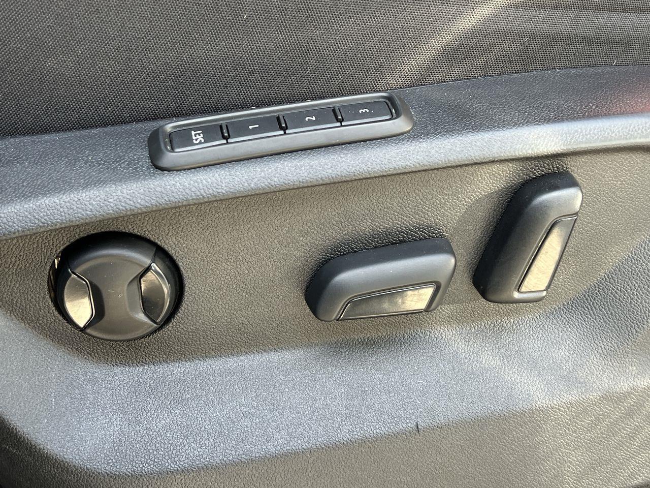 2021 Volkswagen Atlas Cross Sport 2.0 TSI Execline AWD, MOONROOF, LEATHER SEATS, SIRIUS XM, NAV, POWER LIFTGATE, BACK UP CAM!! Photo