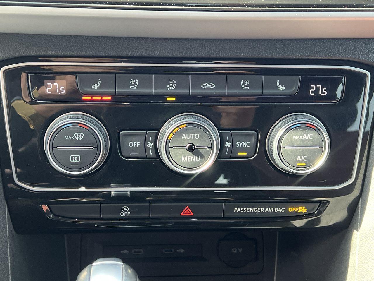 2021 Volkswagen Atlas Cross Sport 2.0 TSI Execline AWD, MOONROOF, LEATHER SEATS, SIRIUS XM, NAV, POWER LIFTGATE, BACK UP CAM!! Photo