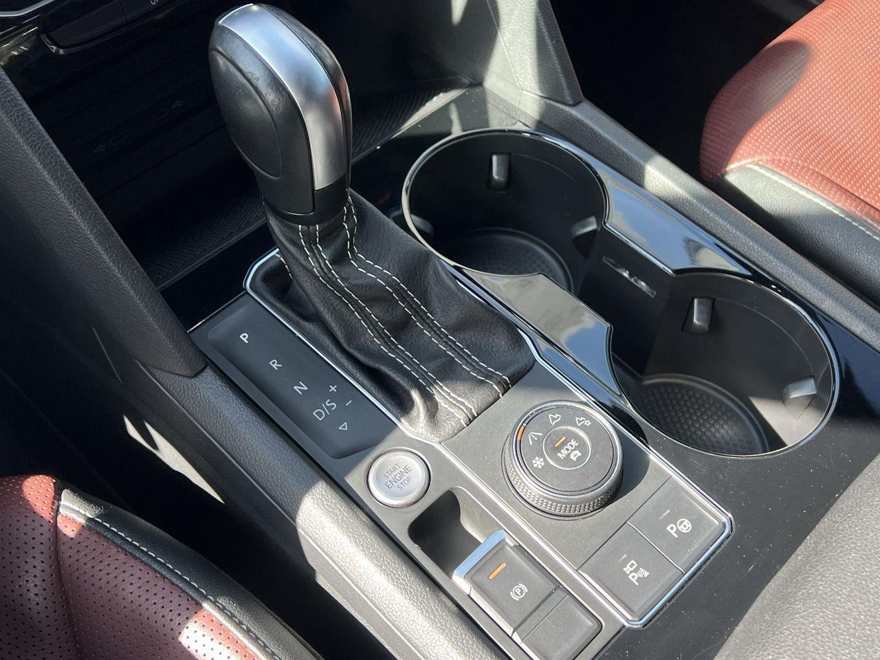 2021 Volkswagen Atlas Cross Sport 2.0 TSI Execline AWD, MOONROOF, LEATHER SEATS, SIRIUS XM, NAV, POWER LIFTGATE, BACK UP CAM!! Photo