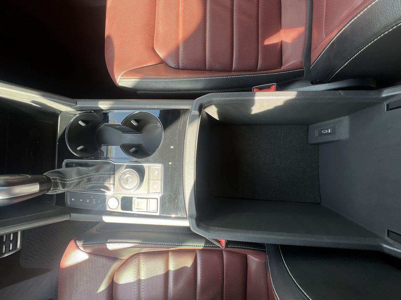 2021 Volkswagen Atlas Cross Sport 2.0 TSI Execline AWD, MOONROOF, LEATHER SEATS, SIRIUS XM, NAV, POWER LIFTGATE, BACK UP CAM!! Photo