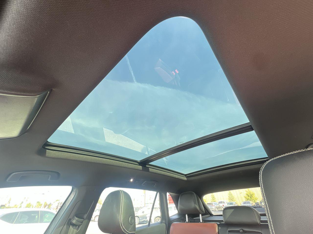 2021 Volkswagen Atlas Cross Sport 2.0 TSI Execline AWD, MOONROOF, LEATHER SEATS, SIRIUS XM, NAV, POWER LIFTGATE, BACK UP CAM!! Photo