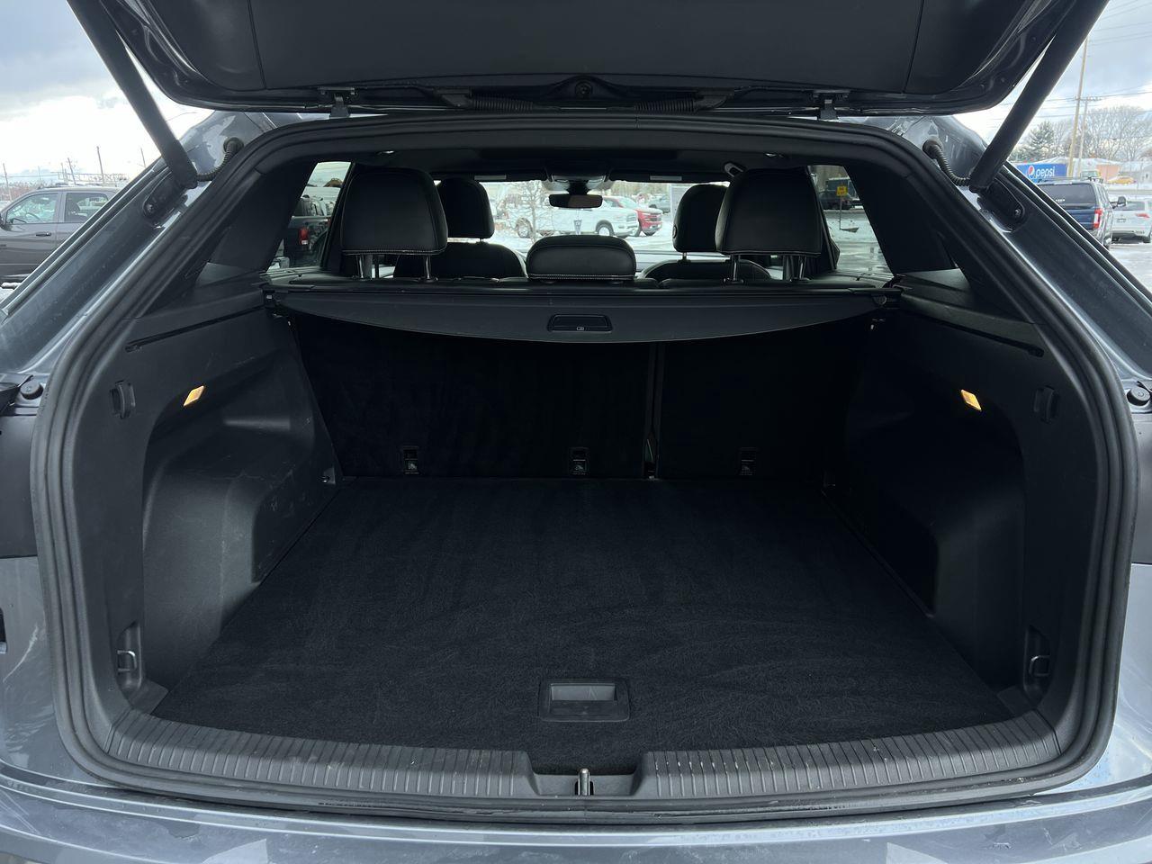 2021 Volkswagen Atlas Cross Sport 2.0 TSI Execline AWD, MOONROOF, LEATHER SEATS, SIRIUS XM, NAV, POWER LIFTGATE, BACK UP CAM!! Photo