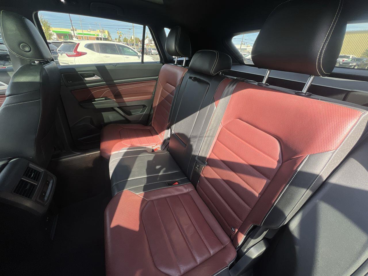 2021 Volkswagen Atlas Cross Sport 2.0 TSI Execline AWD, MOONROOF, LEATHER SEATS, SIRIUS XM, NAV, POWER LIFTGATE, BACK UP CAM!! Photo