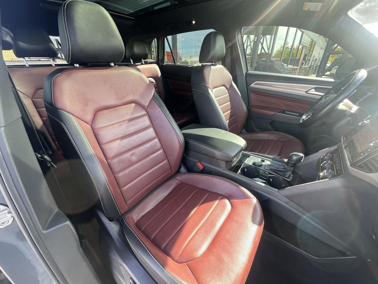 2021 Volkswagen Atlas Cross Sport 2.0 TSI Execline AWD, MOONROOF, LEATHER SEATS, SIRIUS XM, NAV, POWER LIFTGATE, BACK UP CAM!! Photo