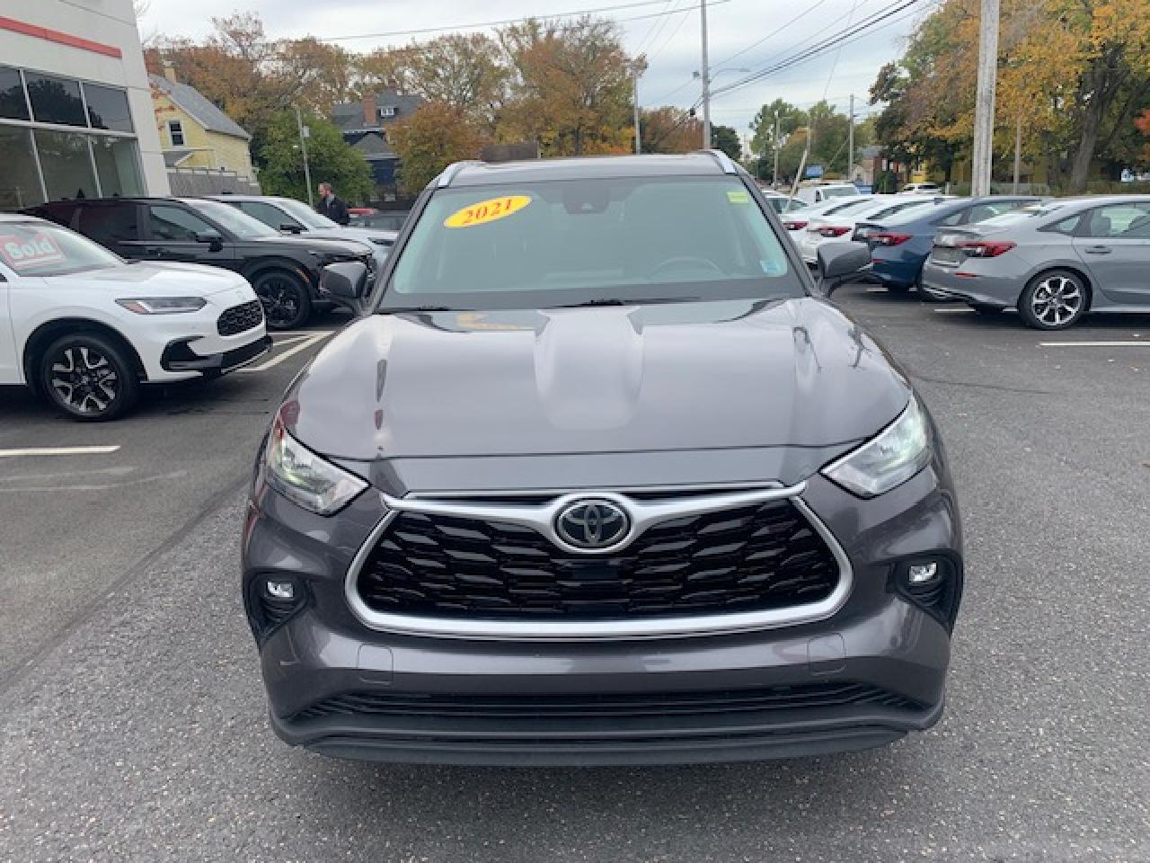 2021 Toyota Highlander XLE Photo2