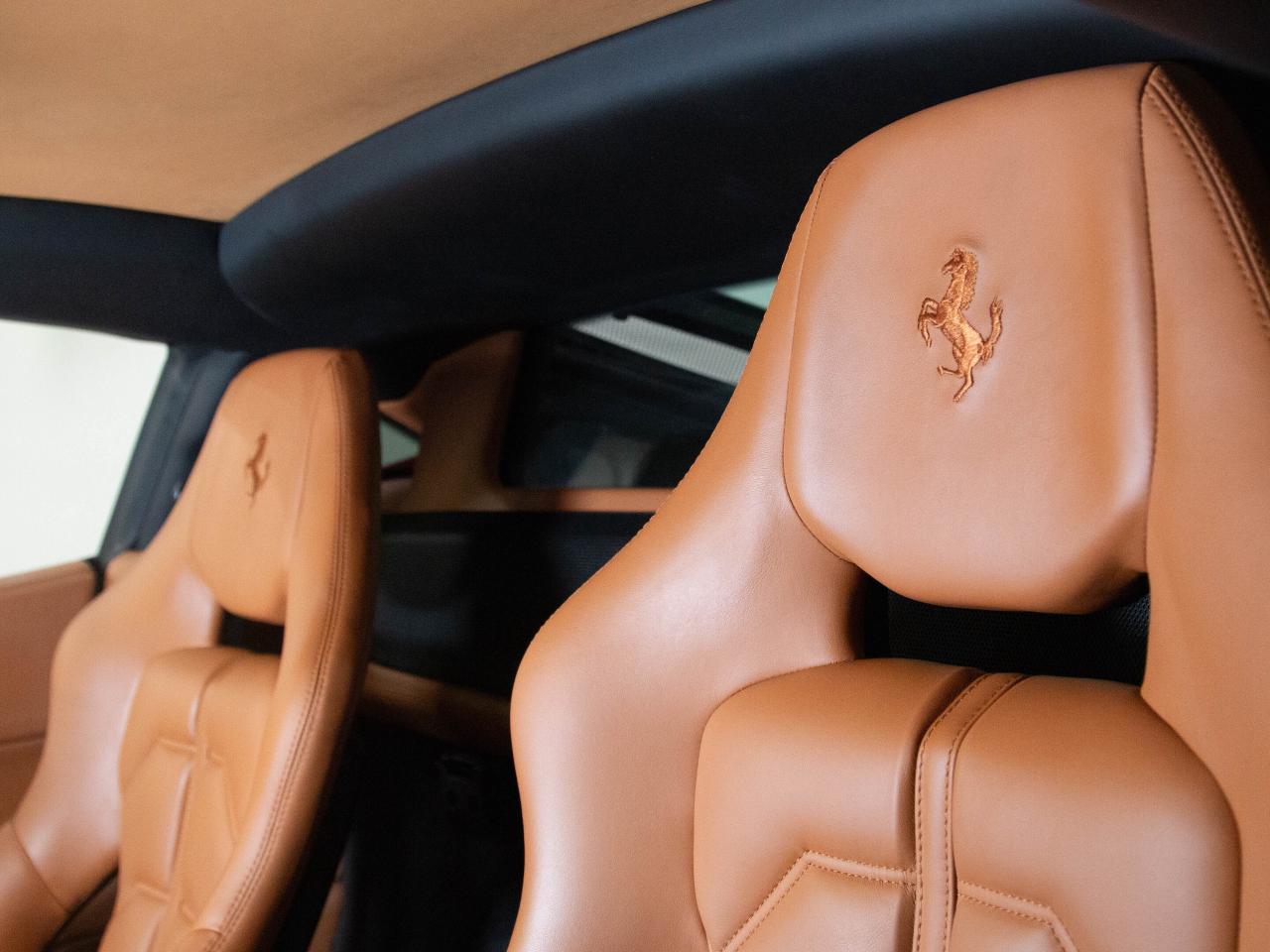 2010 Ferrari 458 ITALIA COUPE | 20"RIM | CARBON FIBRE PKG | BUCKET SEATS Photo