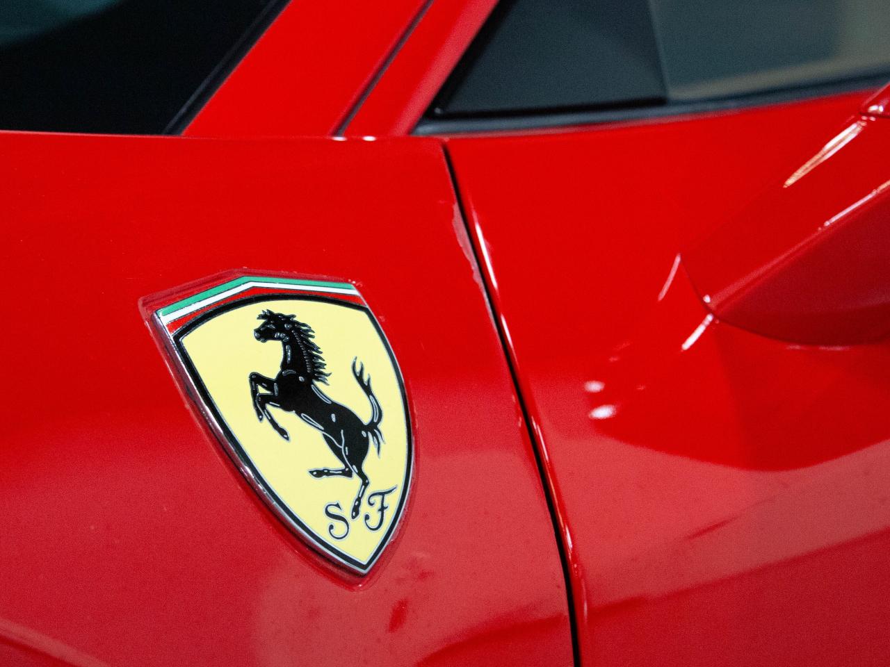 2010 Ferrari 458 ITALIA COUPE | 20"RIM | CARBON FIBRE PKG | BUCKET SEATS Photo