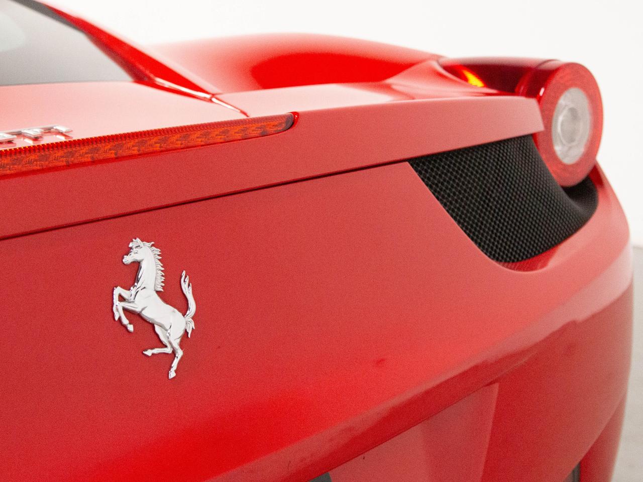 2010 Ferrari 458 ITALIA COUPE | 20"RIM | CARBON FIBRE PKG | BUCKET SEATS Photo