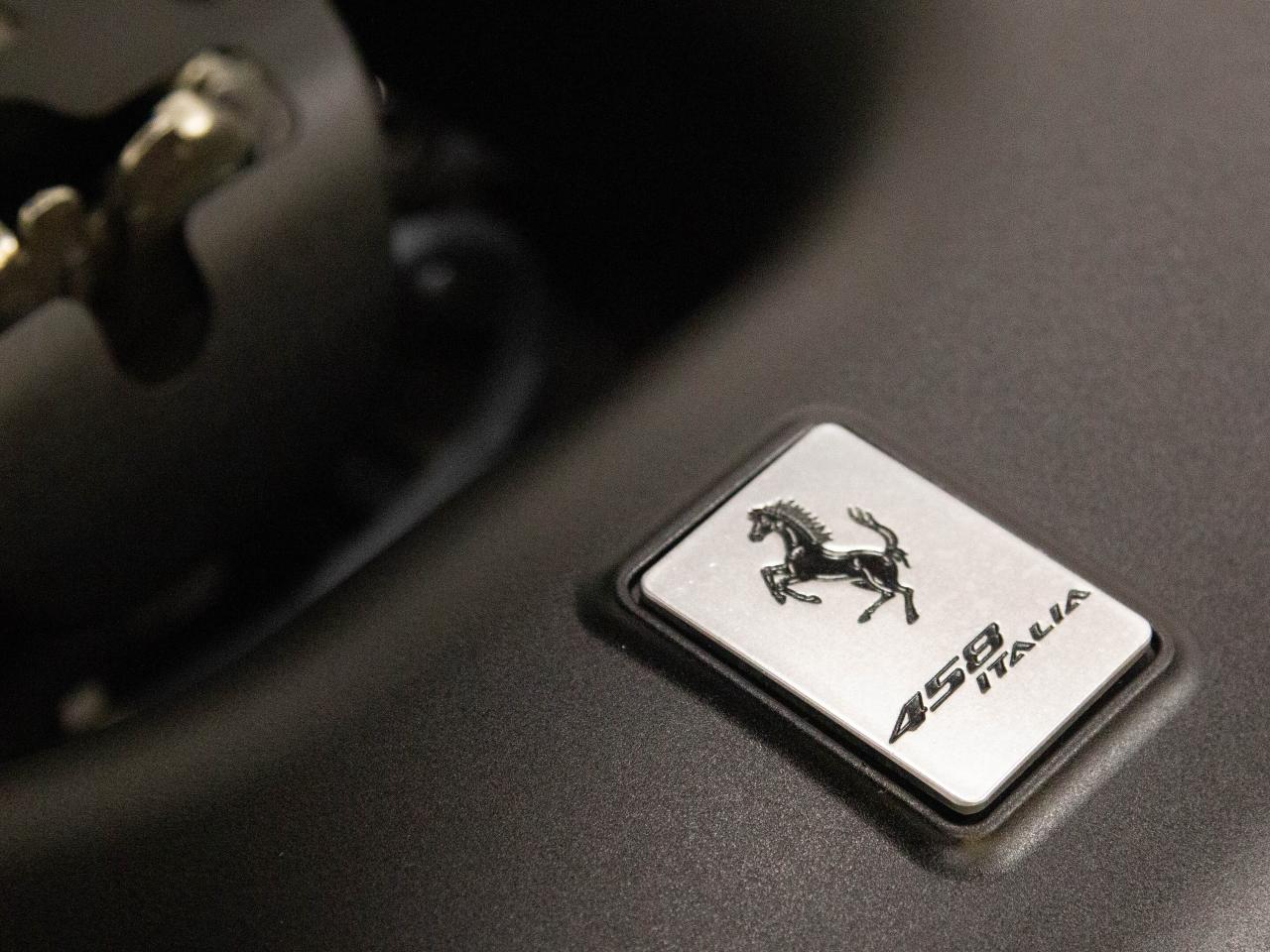 2010 Ferrari 458 ITALIA COUPE | 20"RIM | CARBON FIBRE PKG | BUCKET SEATS Photo