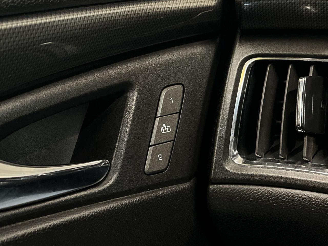 2010 Cadillac CTS AWD | SUPER LOW KMS | LEATHER | PANO ROOF | ALLOYS Photo