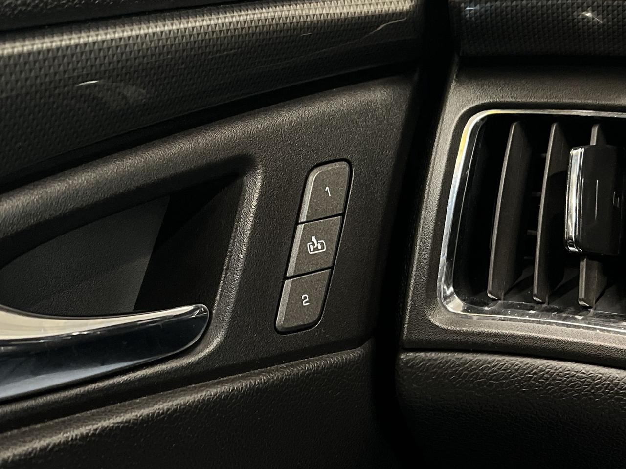 2010 Cadillac CTS AWD | SUPER LOW KMS | LEATHER | PANO ROOF | ALLOYS Photo