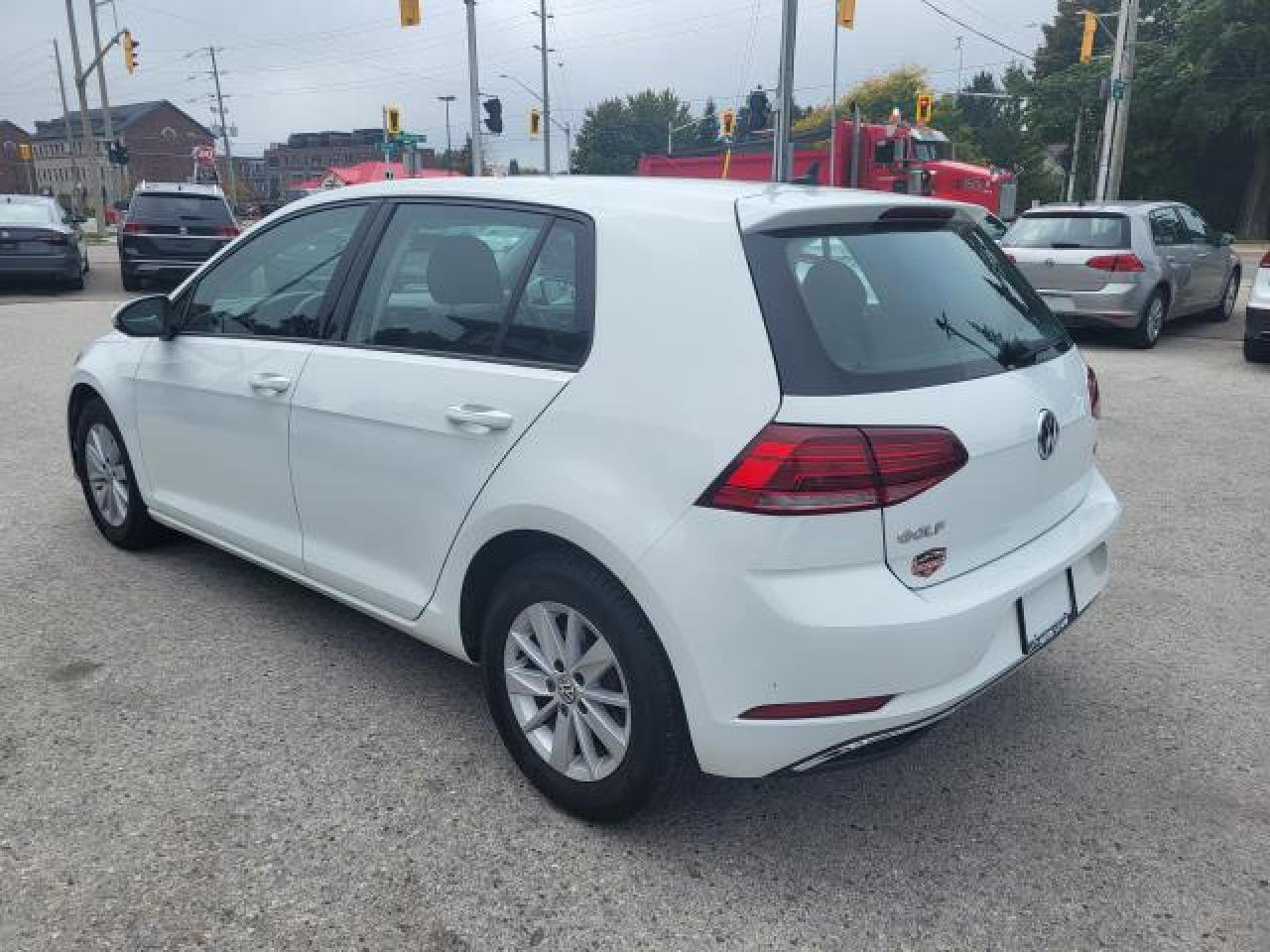 2018 Volkswagen Golf TRENDLINE Photo5