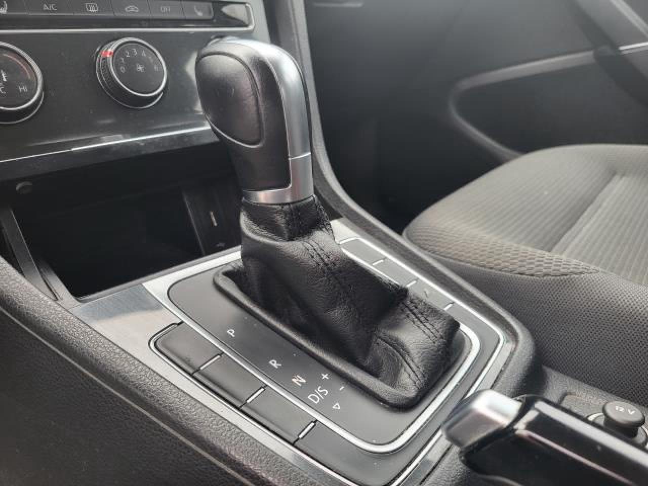 2018 Volkswagen Golf TRENDLINE Photo31