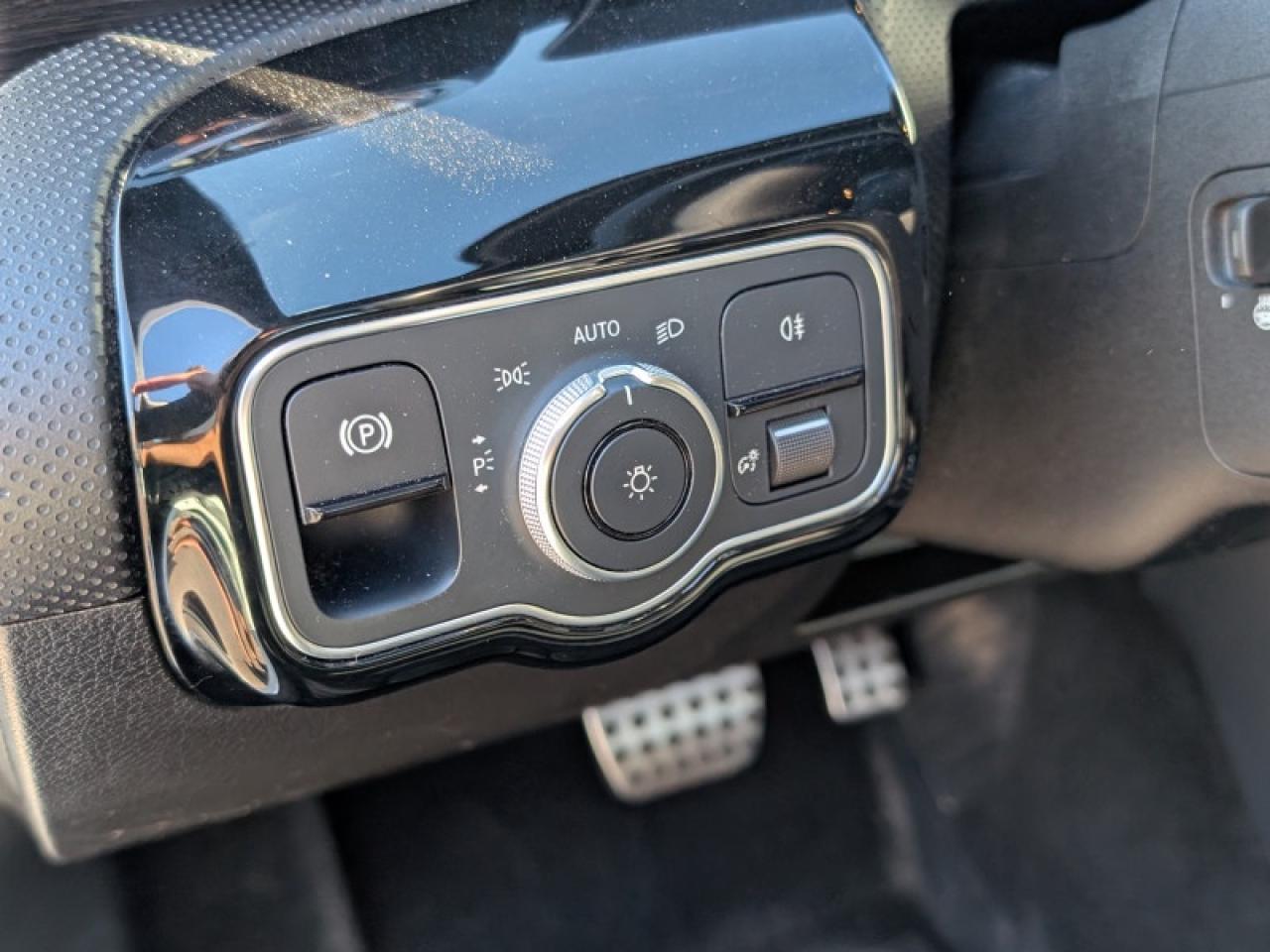 2019 Mercedes-Benz A A 220 4MATIC®  **LOW KMS - SUNROOF** Photo