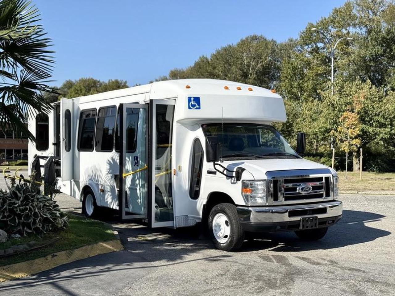 Used 2015 Ford Econoline E450 Super Duty 13-Passenger Wheelchair Accessible Bus with Lift for sale in Burnaby, BC