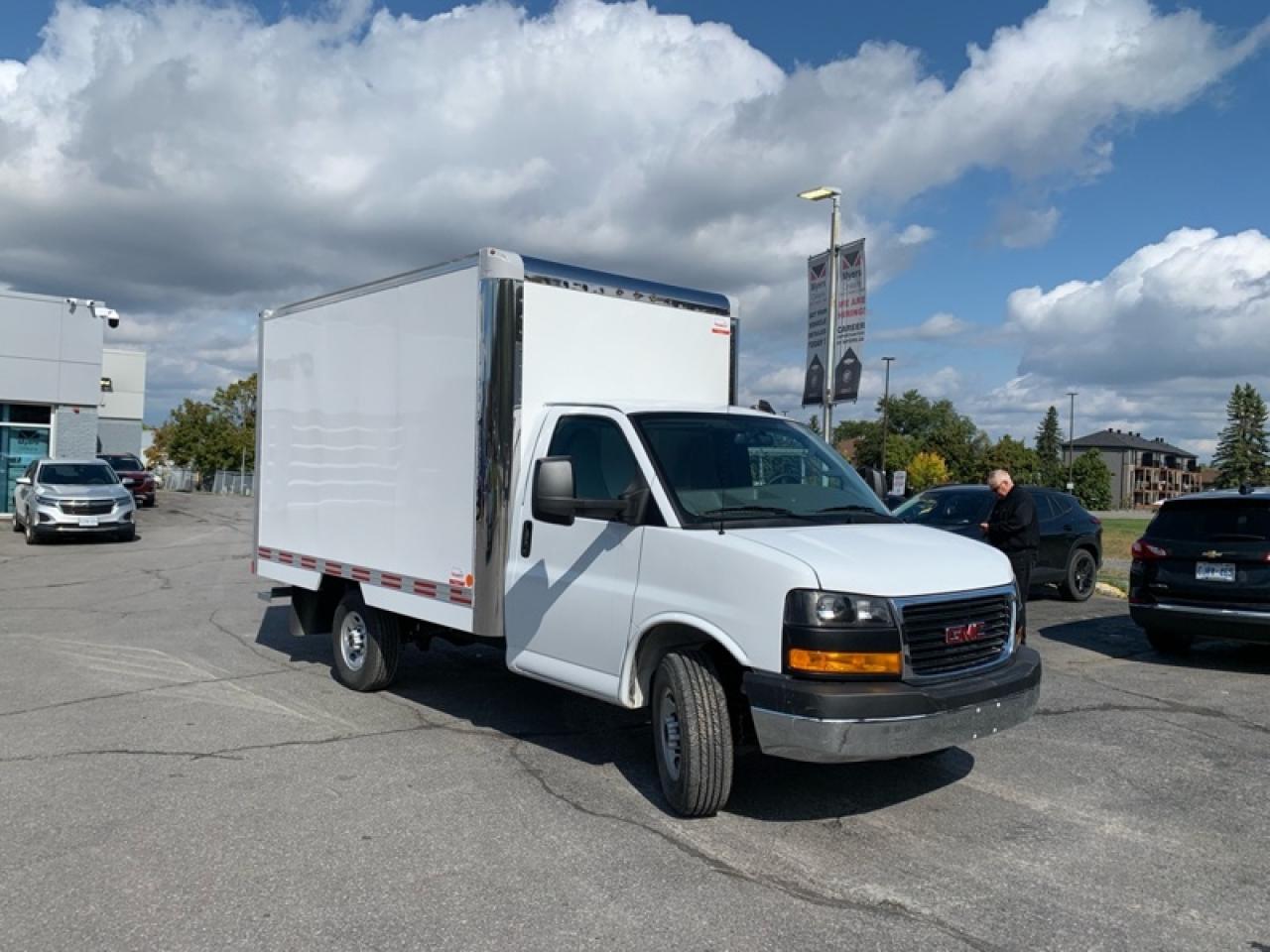 2025 GMC Savana Commercial Cutaway 139 Photo