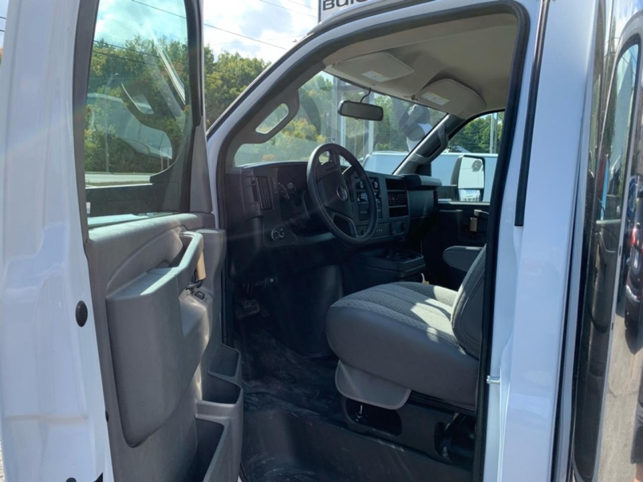 2025 GMC Savana Commercial Cutaway 139 Photo