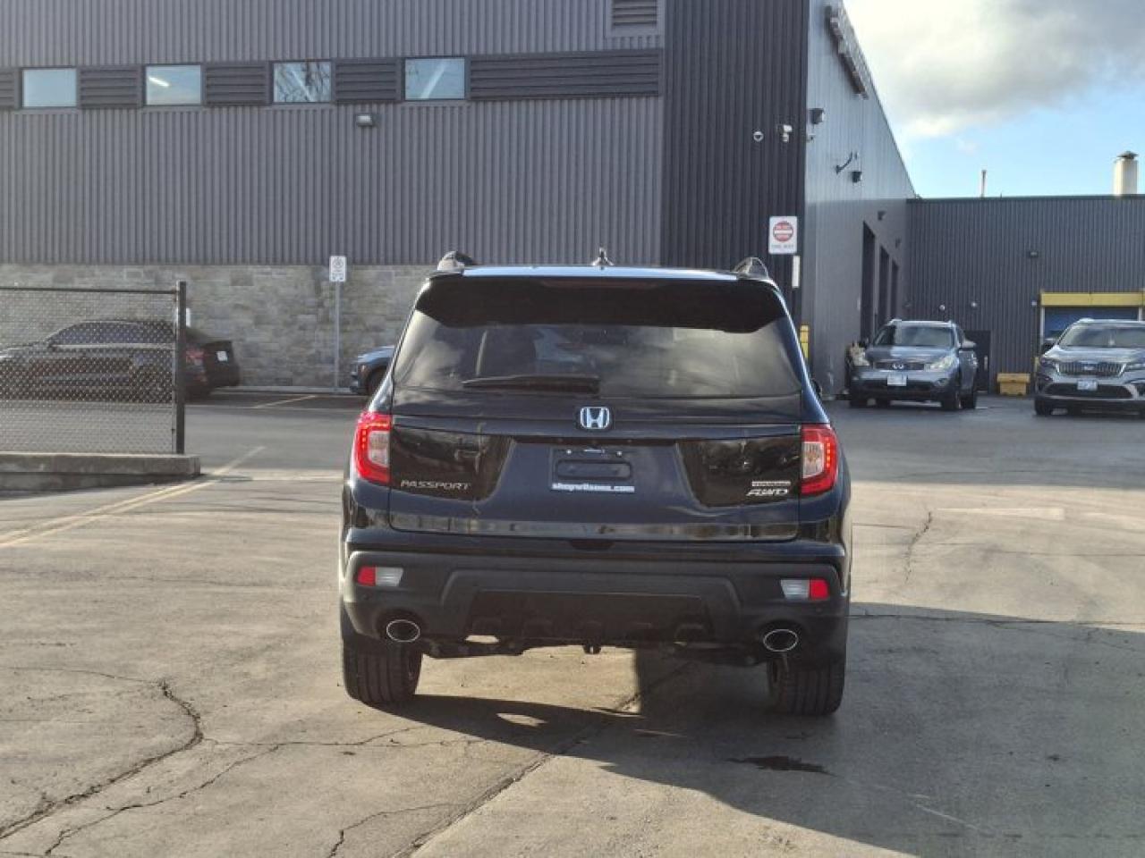 2021 Honda Passport Touring AWD | Leather | Sunroof | Nav | Heated + Cooled Seats | CarPlay + Android | and Much More ! Photo3