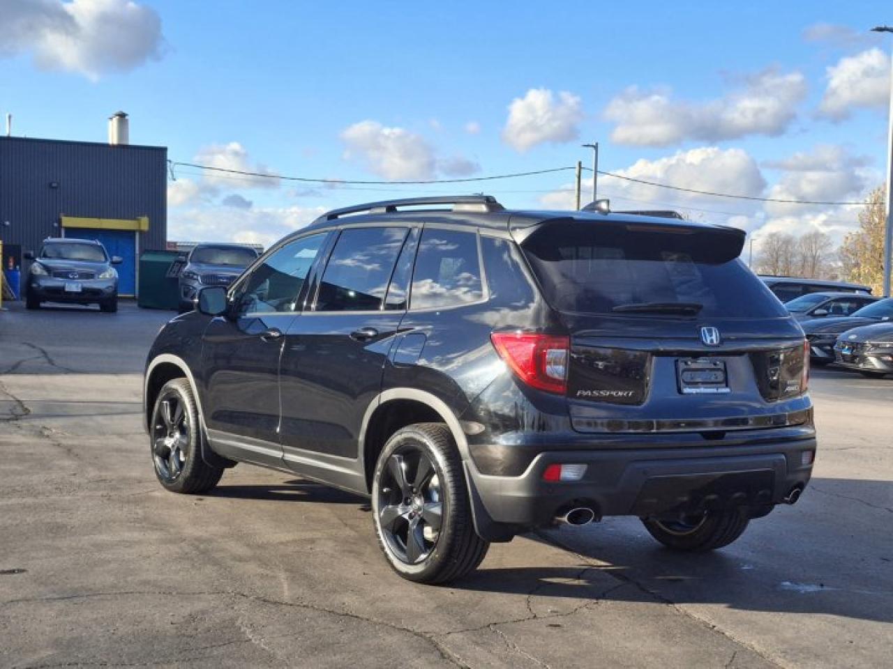 2021 Honda Passport Touring AWD | Leather | Sunroof | Nav | Heated + Cooled Seats | CarPlay + Android | and Much More ! Photo2