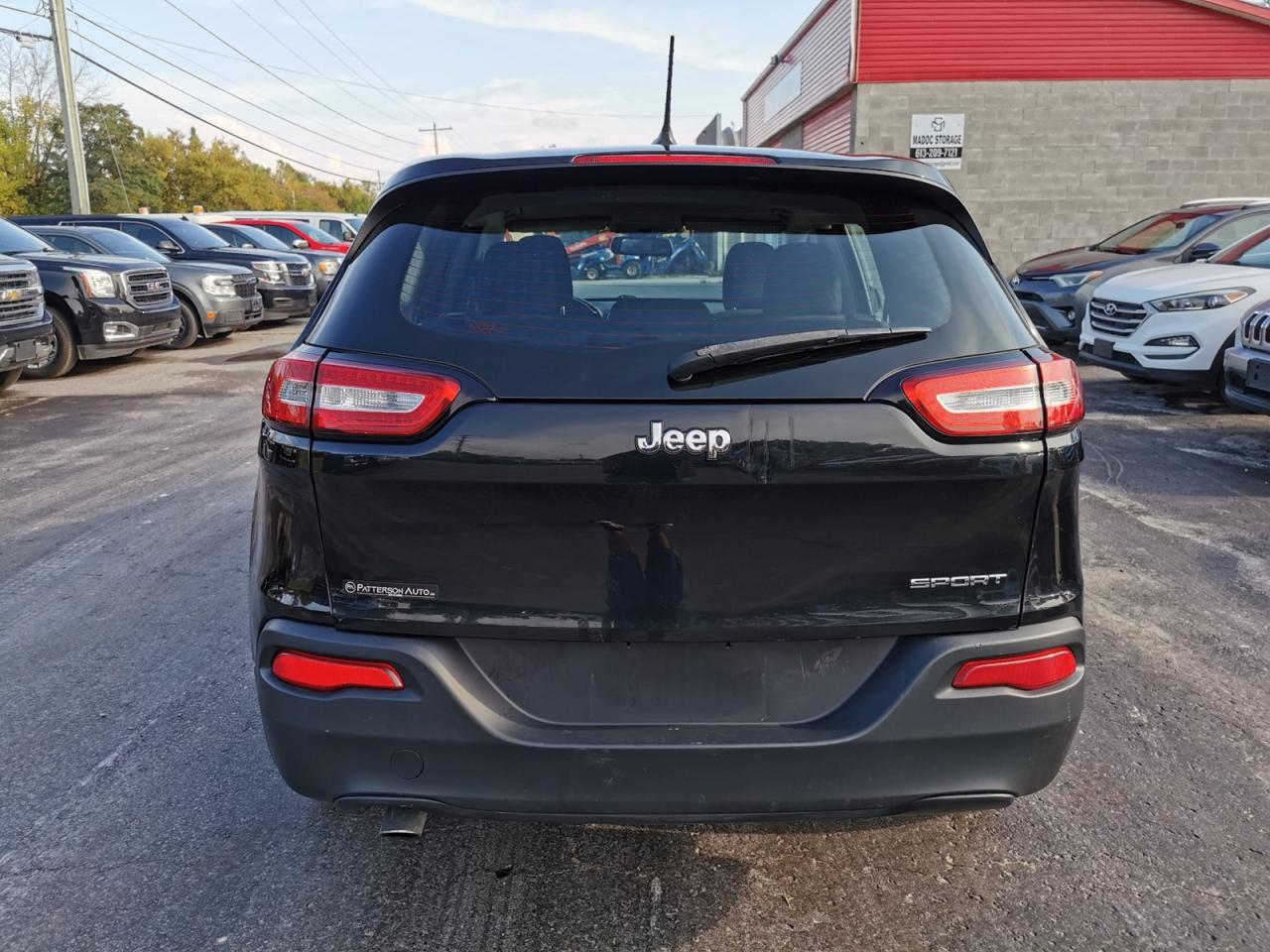 2016 Jeep Cherokee Sport - Photo #4