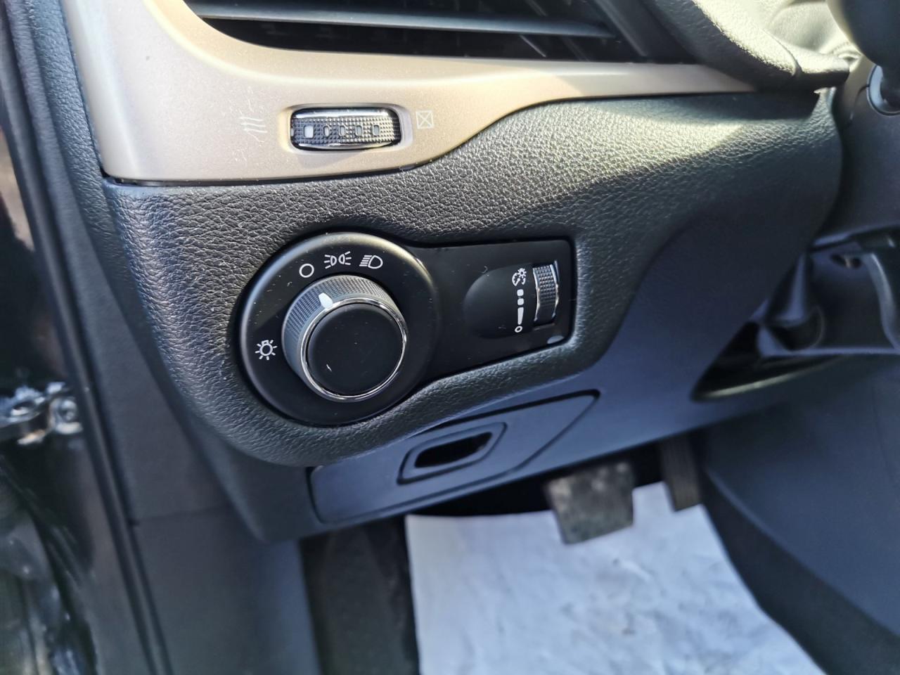2016 Jeep Cherokee Sport - Photo #20