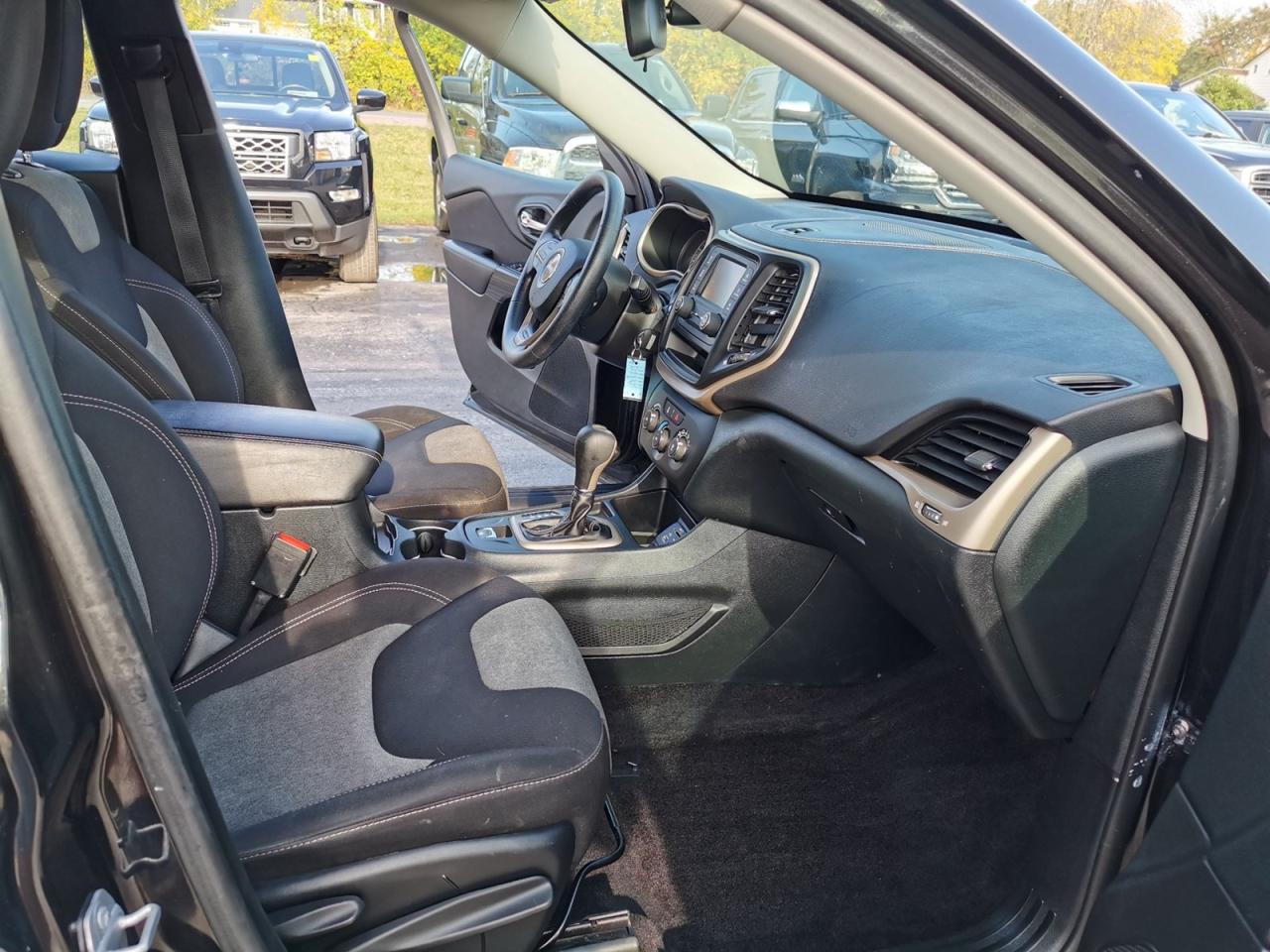2016 Jeep Cherokee Sport - Photo #18
