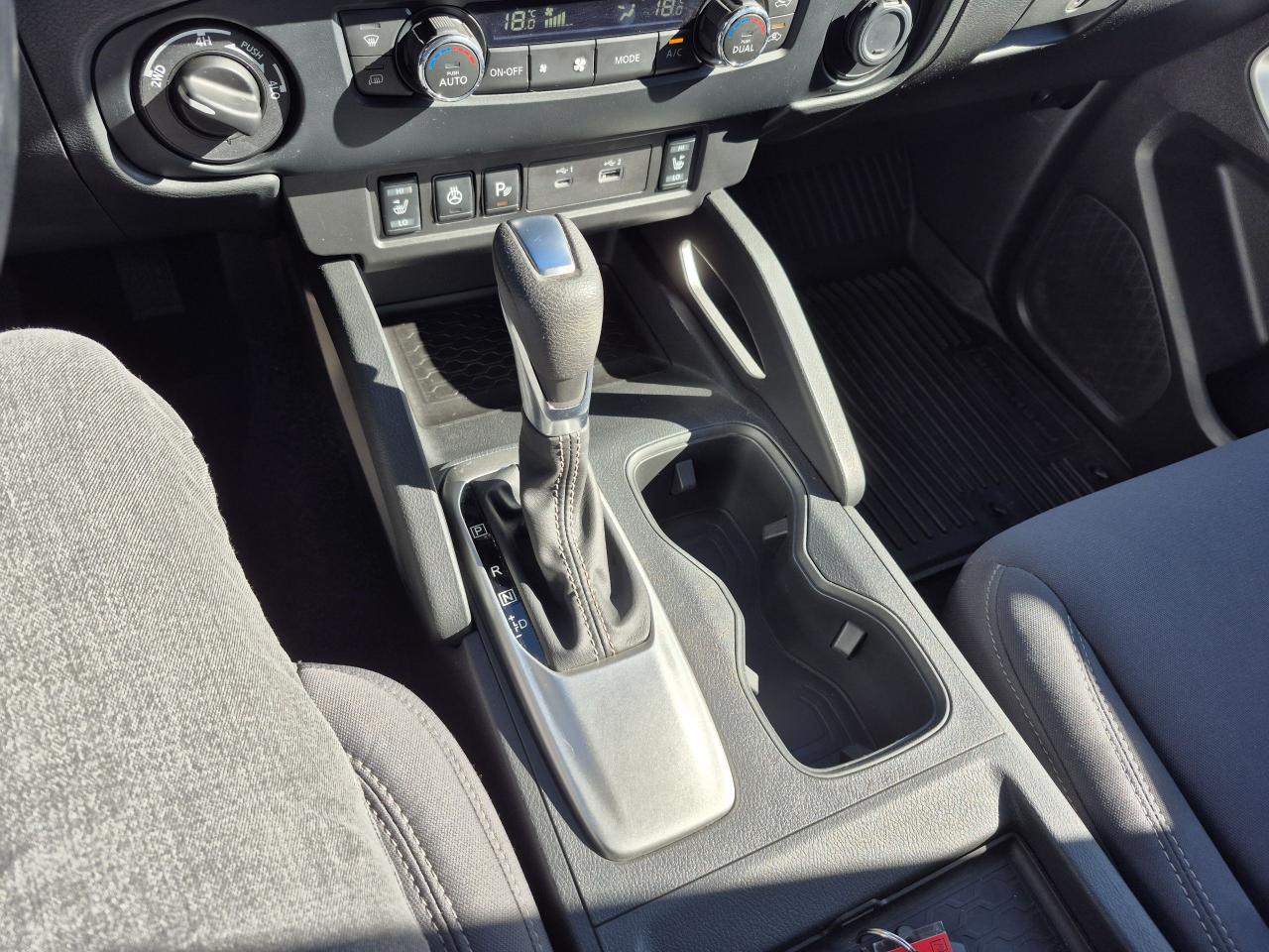 2022 Nissan Frontier SV SPORT Photo24