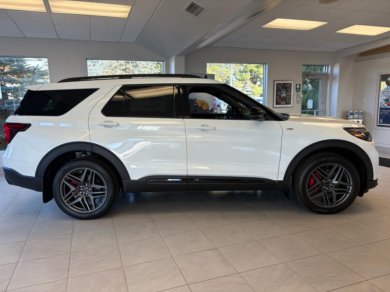 2025 Ford Explorer  Photo1