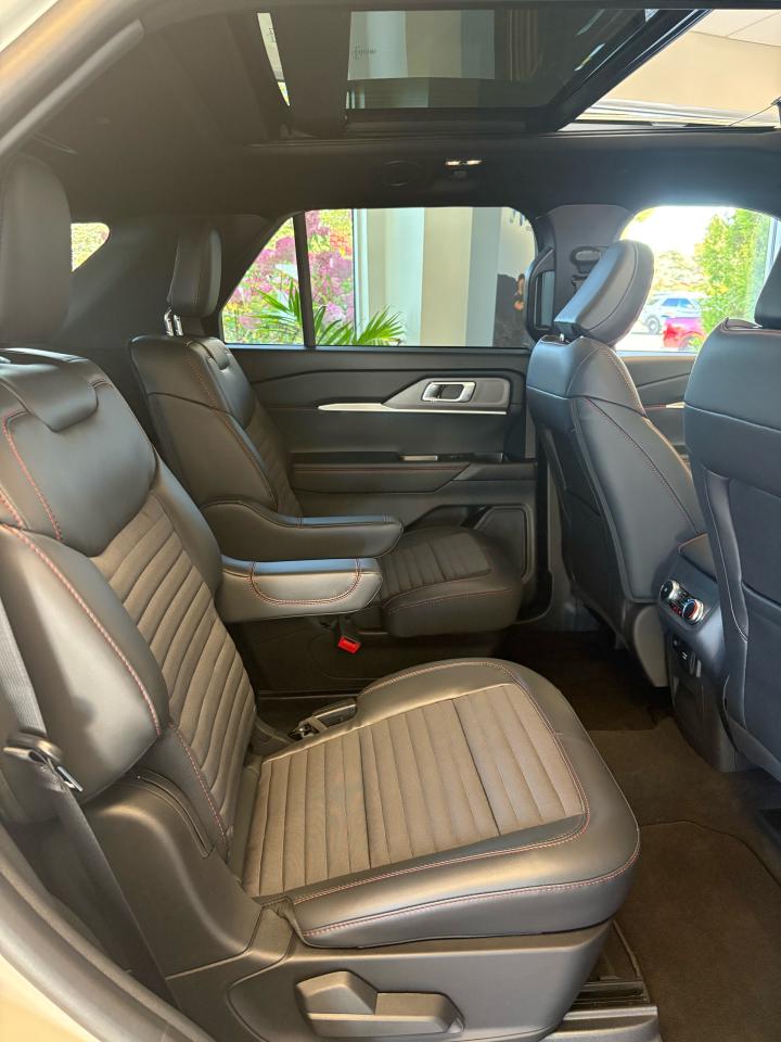 2025 Ford Explorer  Photo3