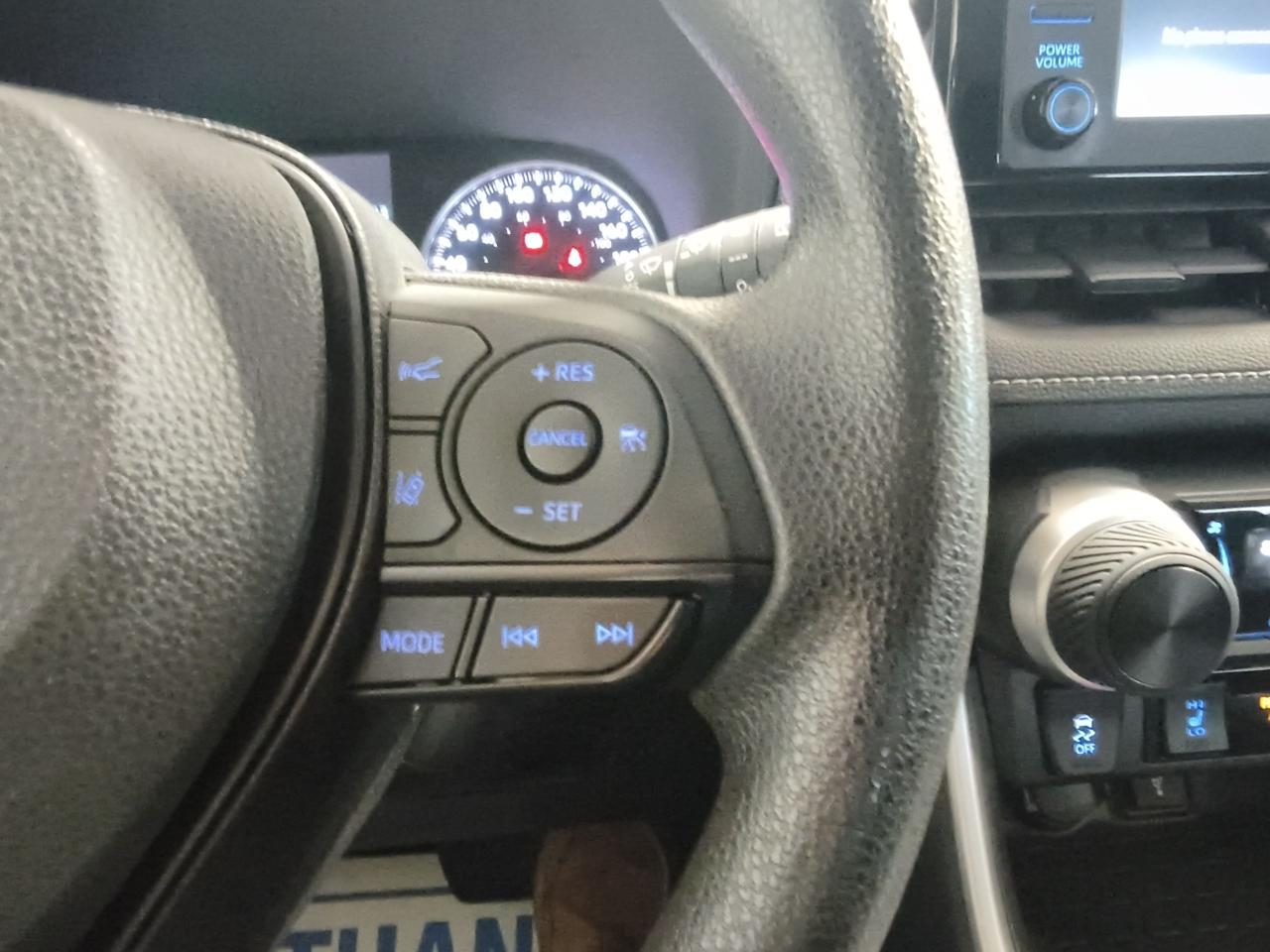 2022 Toyota RAV4 LE Photo0